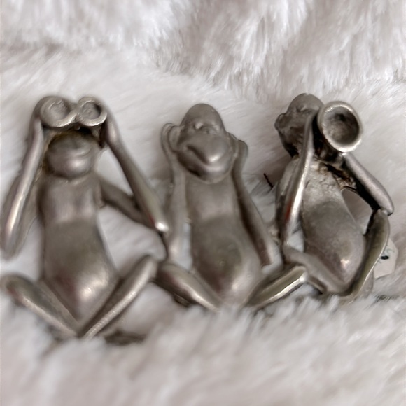 Silly Silver Monkeys hear no evil, see no evil speak no evil metal/ New brooch - Picture 8 of 10